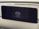 【10.25インチマツダコネクト】車内の雰囲気にマッチした大型ディスプレイ。スマホ接続でのナビ使用やBluetooth再生等、様々な機能が楽しめます。直感的なダイヤル操作が可能で、使い勝手も良好です。