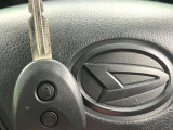 【キーレス】少し離れた場所からでもボタン一つでドアの開錠・施錠ができるのでとっても便利!ドアの鍵穴周りに傷をつけることもありません♪