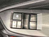 パワーウィンドには、子供がスイッチを押しても窓を開けることができないように、ロック機能も付いています。手を出したりすることを防ぐことができるので安心です。