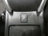 トラクションコントロール装備です。すべりやすい路面での発進時や加速時にタイヤの空転を抑え、駆動力確保に貢献する機能です。詳細は販売店スタッフまでおたずねください。