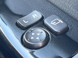 【電動格納ミラー】サイドミラーは電動格納式となっており、狭い駐車場でもキズがつくリスクを抑えられます。