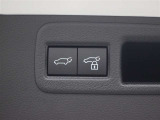 ハンズフリーパワーバックド(挟み込み防止機能・停止位置メモリー機能付)が装備されています。スマートキーを携帯していれば、リヤバンパーの下に足を出し入れするだけで自動開閉します。
