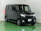 狭い駐車場でも、スライドドアならチャイルドシートへのお子さまの乗降や荷物の積載もスムーズ。とても便利な【助手席側。電動スライドドア】ドアハンドを少し引くだけでリアドアが自動開閉します。