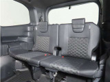 便利な5:5分割可倒式シートです。収納と乗車人数のバランスに優れています♪荷物の大きさに応じたラゲージスペースをフレキシブルに作り出せるので、シーンに応じた使い方ができます♪