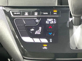 【オートエアコン】一度お好みの温度に設定すれば、車内の温度を検知し風量や温度を自動で調整。暑い&hellip;寒い&hellip;と何度もスイッチ操作をする必要はありません。快適な車内空間には必須の機能ですね♪