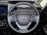 ハンドル左側にはオーディオ操作が出来るオーディオリモートコントロールスイッチ、右側にはHonda SENSINGとオートクルーズコントロールのスイッチを装備!