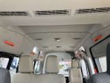 車内上部にも手摺りが付いているので車内で移動する際も安心です。