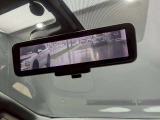 インテリジェントルームミラー搭載で、車の後方に設置されたカメラ映像を映し出してシートバックやヘッドレスト、同乗者に視界が遮られることがなく視認性が非常に良いです