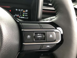 アダプティブクルーズコントロール機能付きです。走行中に先行車の様子を検知しながら、設定した車速の範囲内で先行車との距離のキープを支援します。詳細は販売店スタッフまでおたずねください。
