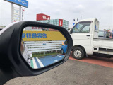 隣車線を走る車両をレーダーで検知し、ドアミラーでは確認しにくい後側方エリアに存在する車両に加え、急接近してくる車両も検知します。車両を検知するとドアミラーに搭載されたLEDインジケーターが点灯します。