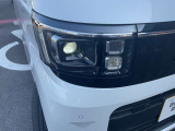 対向車がいてもハイビームを維持できるアダプティブLEDヘッドライト。車速に応じてハイビームの自動配光を維持して、常に視認性の高い状態が維持されます。