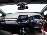 高いホールド性で運転姿勢が安定します。長距離ドライブでも疲れにくいのが魅力です。快適なドライビングライフをお送りください♪