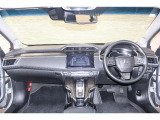 操作性に優れた運転席となります!小物入れや各ボタンの配置にこだわり、使いやすいです!座り心地もよく視認性も良好なのでロングドライブもお任せ下さい!