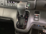 シフトはインパネシフト、パーキングブレーキは電子制御なので運転席と助手席の間はすっきりしています。