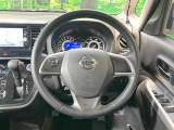 インテリアに合わせたデザインのステアリングは、運転される方のことも考え、運転しやすい形状、大きさです。是非一度、実際に触ってお確かめください。