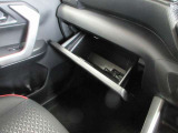 室内に小物を入れる収納スペースがあれば車内が片付きますね☆