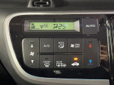 【オートエアコン】一度お好みの温度に設定すれば、車内の温度を検知し風量や温度を自動で調整。暑い&hellip;寒い&hellip;と何度もスイッチ操作をする必要はありません。快適な車内空間には必須の機能ですね♪