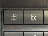【ハンズフリー機能付き両側パワースライドドア】スライドドアの下に足先を入れてすぐ引くと、自動的にスライドドアが開閉します!荷物で両手がふさがった状態でも、ドアの開閉ができてとっても便利!