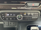 【オートエアコン】一度お好みの温度に設定すれば、車内の温度を検知し風量や温度を自動で調整。暑い&hellip;寒い&hellip;と何度もスイッチ操作をする必要はありません。快適な車内空間には必須の機能ですね♪