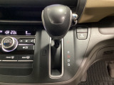 CVT車のセレクトレバーです。低速から高速まで、変速ショックのないスムーズな走りを実現するとともに、エンジン効率のよい領域を維持することで燃費にも貢献します。