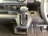 足元スッキリ、インパネシフトです。パーキングブレーキは電子制御パーキングブレーキタイプなので、運転席と助手席の間がスッキリしています。