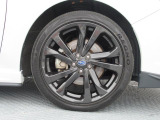 純正18インチアルミホイール。 タイヤサイズは225/40R18。