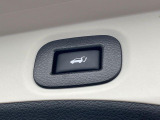 【パワーバックドア】スマートキーや運転席のボタンを押すだけでリアゲートが自動で開閉します!荷物を持っている時や、高い位置にあるバックドアを閉める際に便利な機能です♪