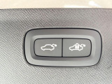 【パワーバックドア】スマートキーや運転席のボタンを押すだけでリアゲートが自動で開閉します!荷物を持っている時や、高い位置にあるバックドアを閉める際に便利な機能です。