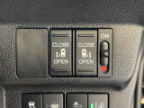 両側パワースライドドアも付いております。運転席のメインスイッチやスマートキーでも開閉ができるので便利です