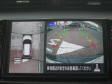 アラウンドビューモニター(車両を上から見たように表示)装着で車庫入れをサポート