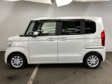 狭い駐車場でも、スライドドアならチャイルドシートへのお子さまの乗降や荷物の積載もスムーズ。とても便利な【助手席側。電動スライドドア】ドアハンドを少し引くだけでリアドアが自動開閉します。
