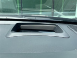 【ヘッドアップディスプレイ(HUD)】フロントウインドウガラスに走行情報を投影します。運転中の目線と重なるように表示されるので、少ない視線移動で速度が確認できるので、 ドライビングに集中できます!