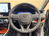 ステアリングスイッチ搭載!手を離さずに手元のスイッチでさまざまな操作が可能。運転中、視線をそらさなくても操作ができて安全です!
