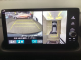 全周囲カメラは、上空から見下ろしたように路面を映し出します。