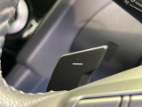 【パドルシフト】ハンドルから手を離さずに素早くシフトアップ&ダウンができるので、エンジンブレーキを使う下り坂や高速道路の合流で加速したい場面で役立ちます。