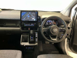 運転席は見やすく整理され、ナビも美しく装着され操作性にも優れています!