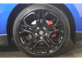 【特別仕様車】グロスブラック塗装のアルミホイール・グリル。