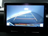 バックガイドモニター付き。車両後方の映像をナビ画面に表示し、駐車などの後退操作をサポートします。