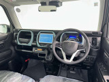 運転席まわりです。 各操作スイッチは使いやすい位置に配置されてます。