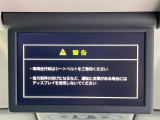 【フリップダウンモニター】大画面モニターで後席でもエンタメをお楽しみいただけます。小さなお子様にも大人気の装備です♪
