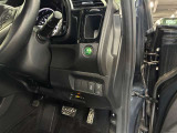 運転席の画像です。足元やシートまわりに余裕があり、リラックスした姿勢で運転が可能です。視界も良好で操作系へのアクセスもしやすく、快適で安心感のあるドライブをサポートします。