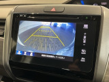 リバースギアに入れるだけで後方の表示へ切り替わります。夜間や雨の日の駐車も楽になりますよ。