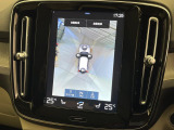 【360&deg;ビューカメラ】4台の高解像度カメラで360度の鳥瞰図を表示。隣の車や壁、死角にある障害物などを画面で確認できるため、狭いスペースでの駐車・出入りも安心です。