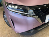 【LEDヘッドライト】悪天候や夜間走行時も良好な視界を確保し安心して運転できる高輝度LEDヘッドライトを装備!点灯速度が早く、消費電力も抑えられています。