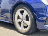 17インチ純正アルミホイール装備 全車両に標準装備の純正アルミホイールは、純正ならではのバランスの良いデザインと、走行安定性をお楽しみ頂けます。