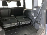 バックドアを上げた状態です。シートのアレンジ次第で荷室のスペースが変わります!用途に合わせて快適な室内を?