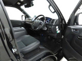 シンプルで使いやすいデザインの運転席です。