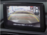 【バックカメラ】駐車が苦手な方でも安心してお乗りいただけます。リバース連動で画面が切り替わるのでとっても便利です。今や後方確認の必須アイテムですよね。