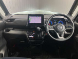 【運転席・助手席】運転席の足もともゆったりで長距離ドライブでも快適に★