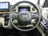 ハンドルの両側に操作ボタンが付いております。運転しながら操作ができるのでとっても便利!